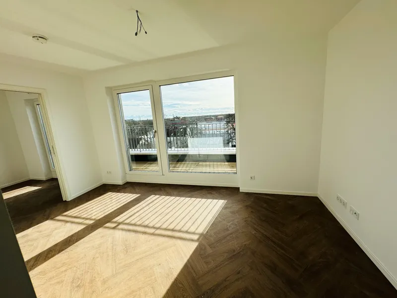 Sehr helle 2-Raum mit Süd-Dachterrasse zum Innenhof mit EBK! — photo 1